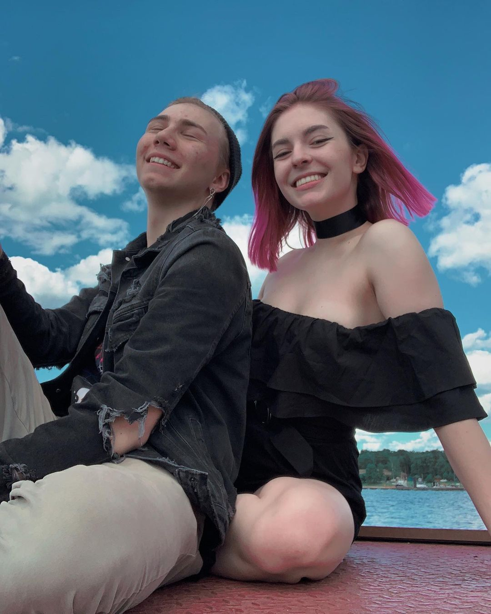 Она справилась с депрессией и расцвела. Одним из самых запоминающихся персонажей легендарного сериала «Сваты» стала озорная внучка сватов Женя Ковалева.-2