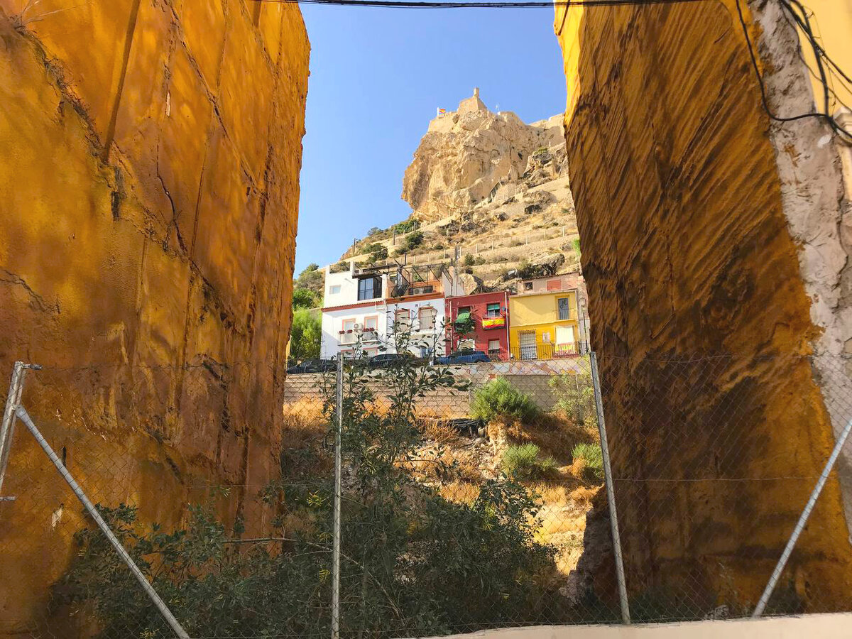 «Запененные» стены домов - раньше тут тоже был дом, который снесли, а смежные тонкие стены утеплили пеной