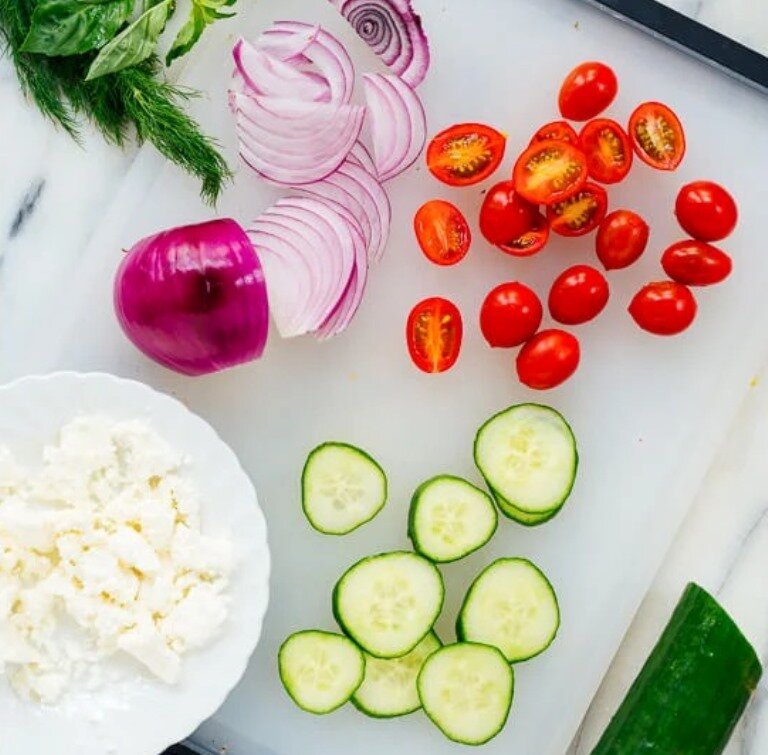 Салат из огурцов и помидоров Черри с сыром Фета