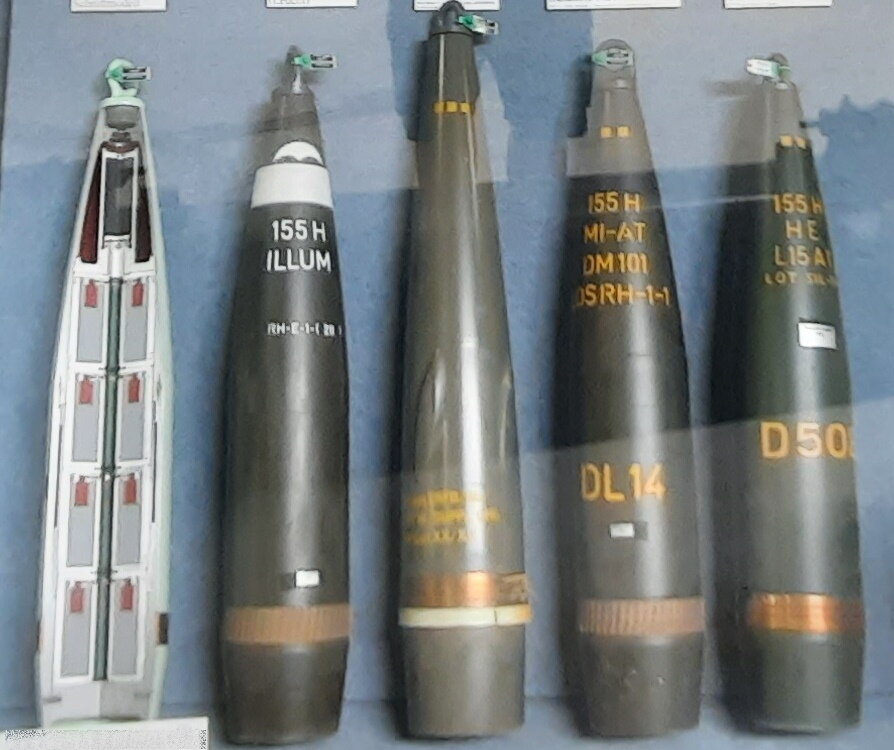 Кассетный боеприпас рядом с обычными 155мм фугасными снарядами
