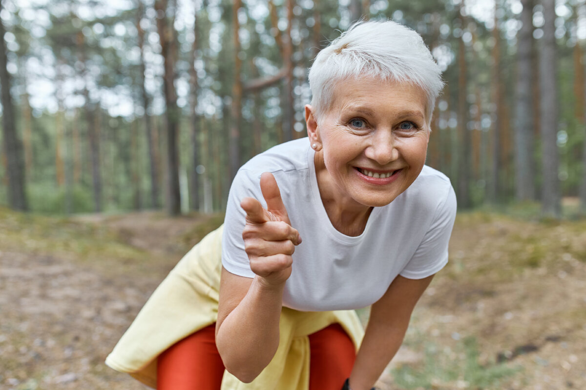 Иллюстрация <a href="https://ru.freepik.com/free-photo/outdoor-view-of-energetic-joyful-female-pensioner-in-sports-clothes-leaning-forward-smiling-and-pointing-fore-finger-at-front_11556273.htm#page=3&query=%D1%8D%D0%BD%D0%B5%D1%80%D0%B3%D0%B8%D1%87%D0%BD%D0%B0%D1%8F%20%D0%BF%D0%BE%D0%B6%D0%B8%D0%BB%D0%B0%D1%8F%20%D0%B6%D0%B5%D0%BD%D1%89%D0%B8%D0%BD%D0%B0&position=4&from_view=search&track=ais">Изображение от karlyukav</a> на Freepik