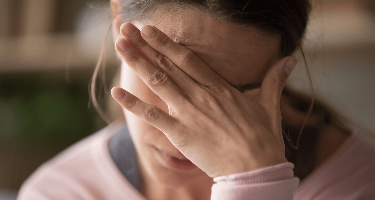 девушка плачет