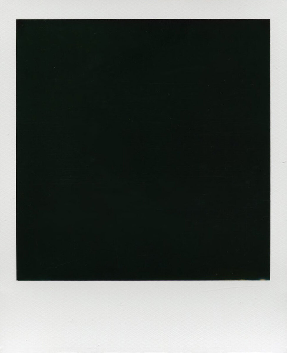 Черный снимок, появляющийся в большинстве случаев после открытия крышки.