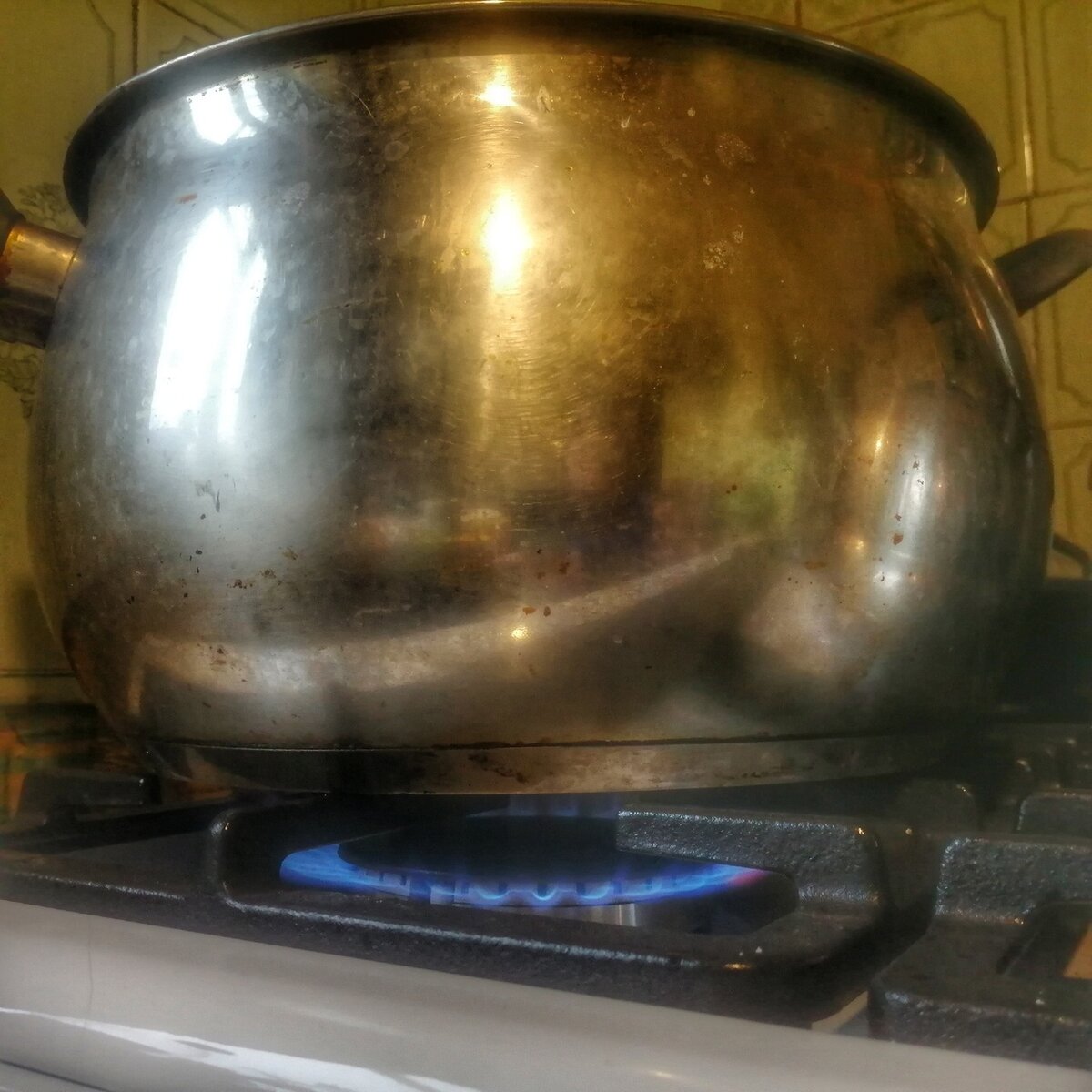 Вот это кастрюлька! Надежная, бывалая... Фото автора