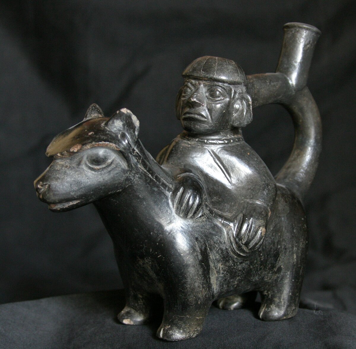 Керамика культуры мочика. Изображение взято с сайта: https://commons.wikimedia.org/wiki/File:Lombards_Museum_005_bis.jpg?uselang=ru