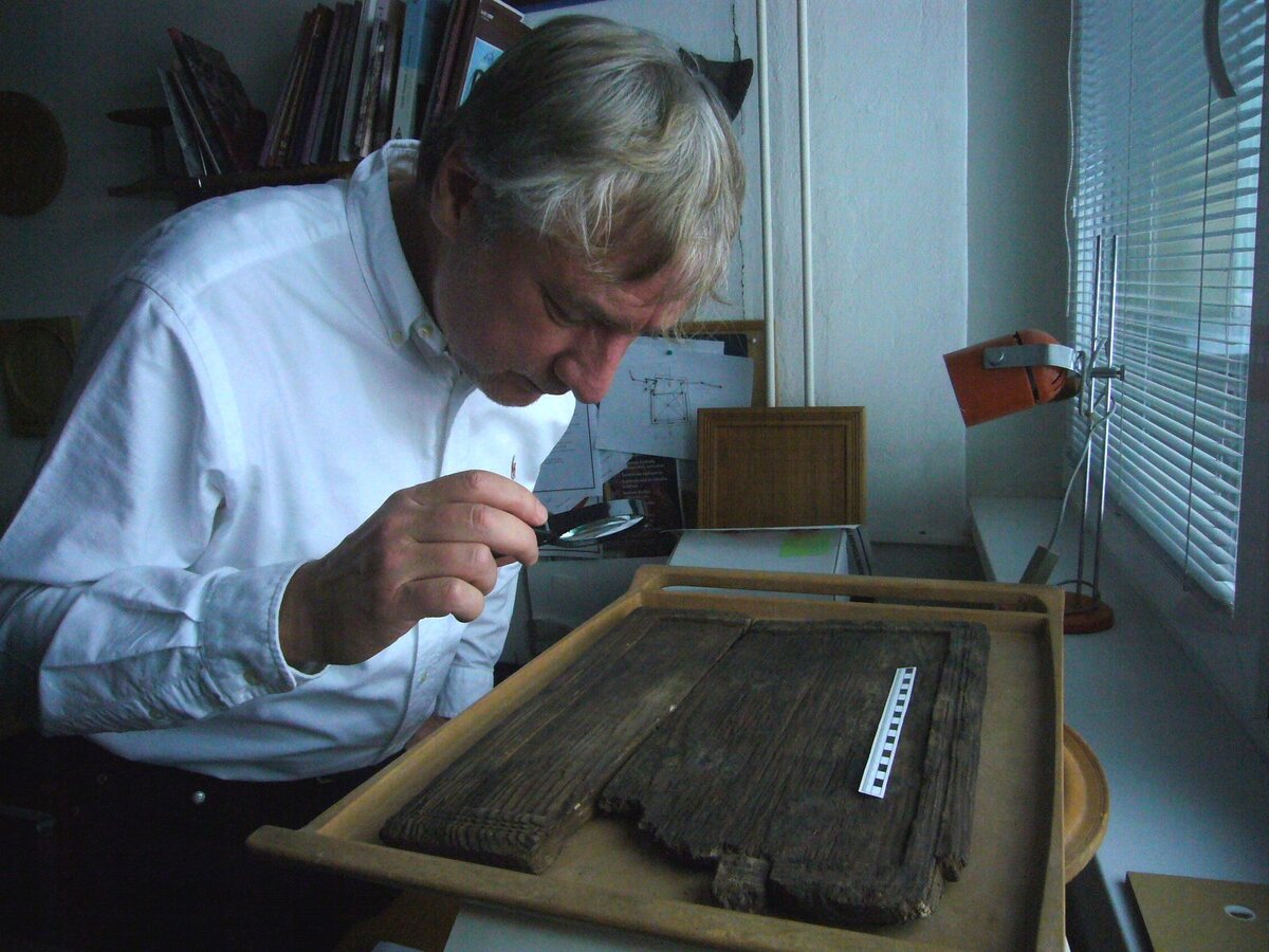 Ульрих Шедлер и доска из Попрада. Одна из редких игровых досок позднеримского периода. Находка 2005 года. Деревянное поле 17Х18 клеток и несколько фишек находились в богатой гробнице германского "князя", датируется IV и V веком нашей эры