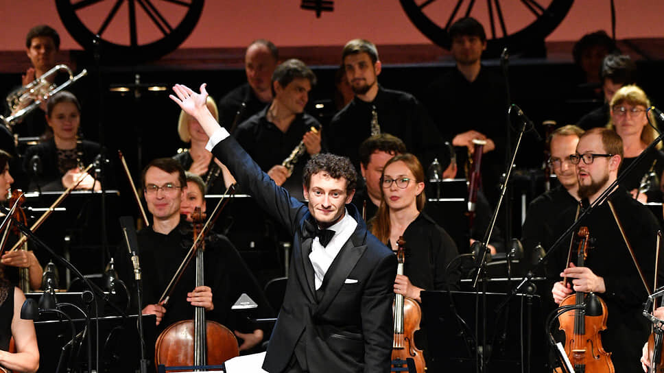 Фото: Антон Новодерёжкин / Коммерсантъ📷«Почтальон» Адана доехал до «Новой оперы» под управлением Клемана Нонсье (в центре) — пока что в концертной версии