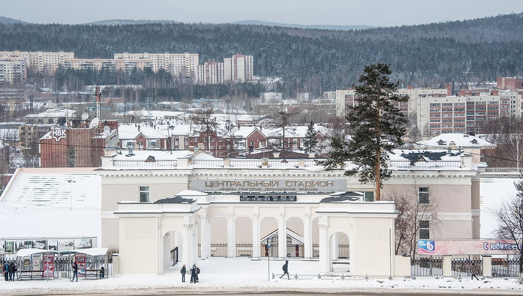 Новоуральск свердловская область. Центральный стадион Новоуральск. Новоуральск центр города. Новоуральск закрытый город. УЭХК Новоуральск Свердловская область.