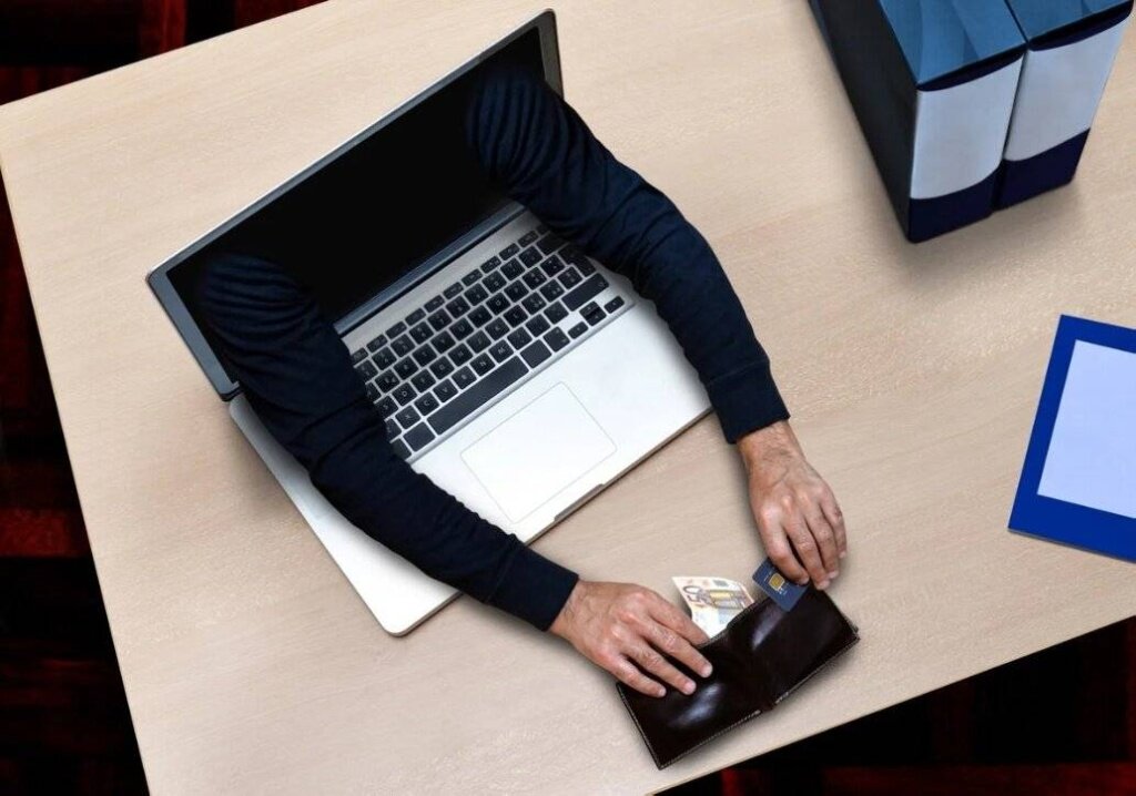 В Тверской области двое жителей лишились денег на интернет-шопинге