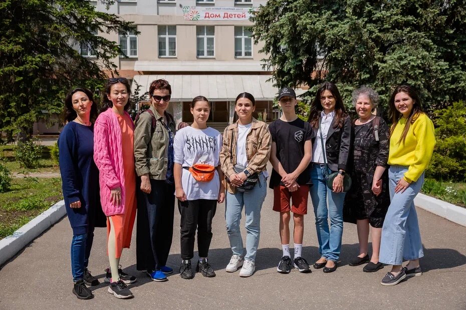 У Галины Пастур четверо детей, и мы всегда восхищаемся такими людьми. А она всю жизнь восхищалась теми, кто «делает Дело». И пришла в «Даниловцы», чтобы гулять с детьми с инвалидностью.-4