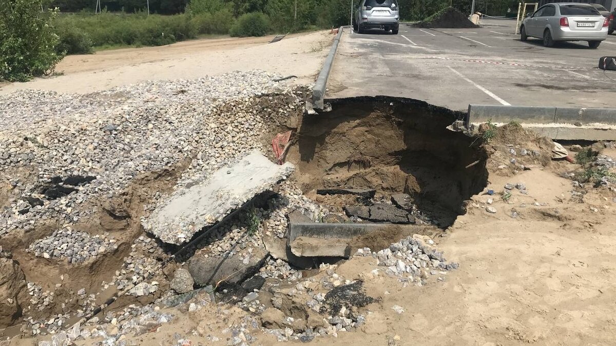     Читатель «Нашего города» сообщал, что в ЖК «Первая Линия» в Тюмени размыло парковку.