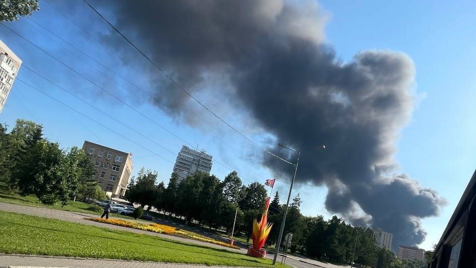     Под Ростовом горит более двух квадратных тысяч метров склада с макулатурой, рассказали в МЧС.