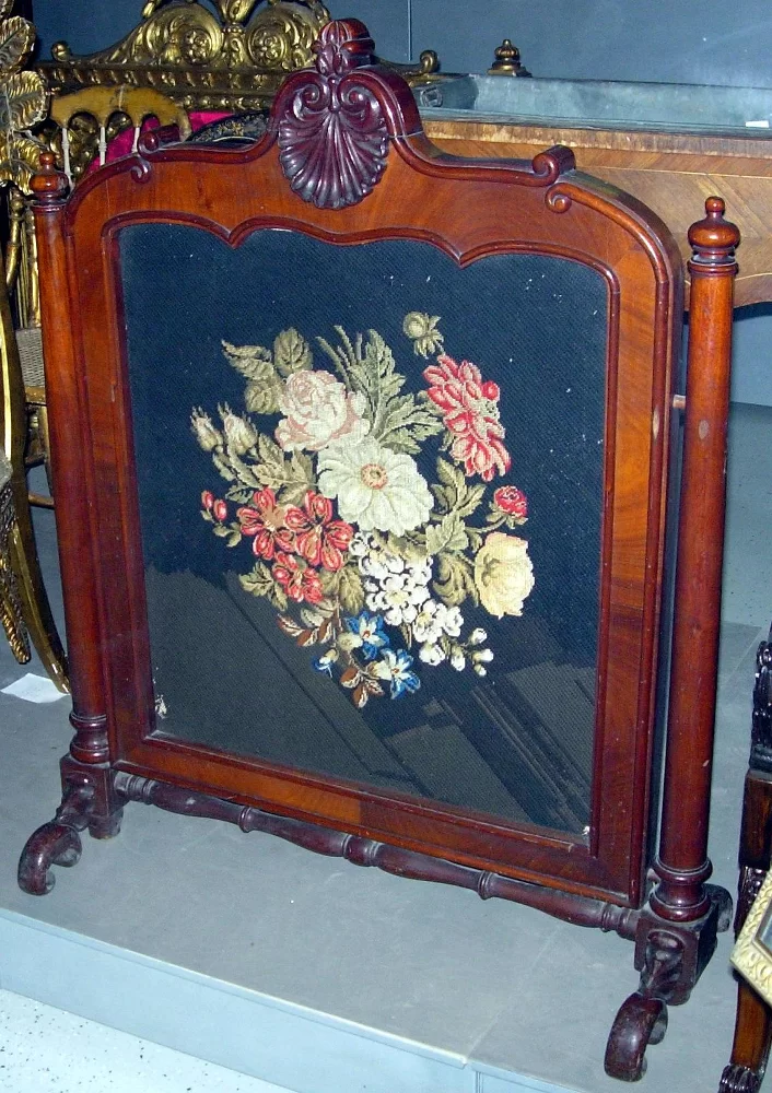 Экран красного дерева с точеными столбиками по сторонам и резной пальметкой в верхней части, со вставкой вышитой крестом с изображением букета цветов 1840-е гг., Дерево, шерсть; резьба, вышивка