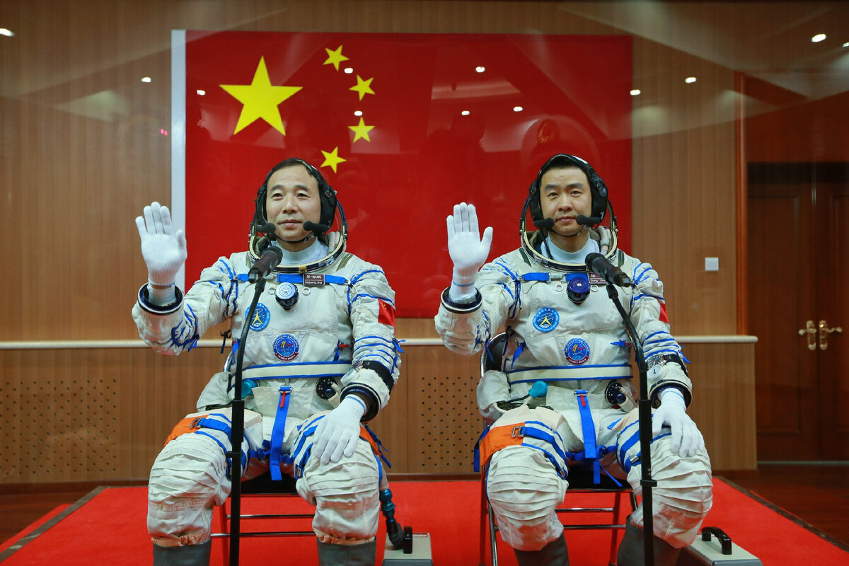 космонавт китаец на старте. шэньчжоу школа у. китайские астронавты. шэньчжоу 12 китайский космический корабль. китайские космонавты.