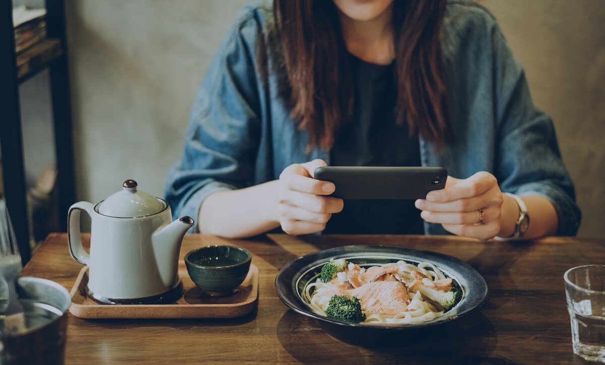 Покажи мне еду. Мания прятать еду. She meal.