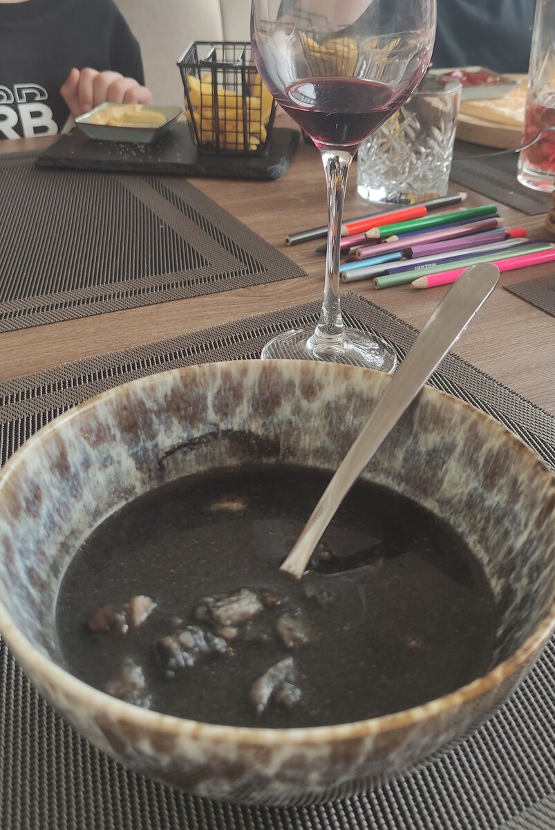 Выглядела уха не очень аппетитно, но на вкус понравилась. Черный цвет из-за добавления чернил каракатицы