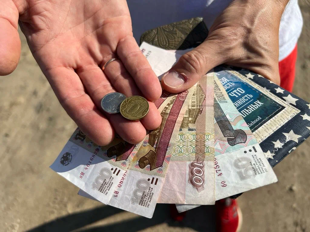 Фото рук блогера. https://dzen.ru/media/melinn/esce-raz-o-remonte-reklame-i-haliavscikah-rasstavim-vse-tochki-nad-i-64be6ec502fc713a7307716e?&comments_data=n_reply