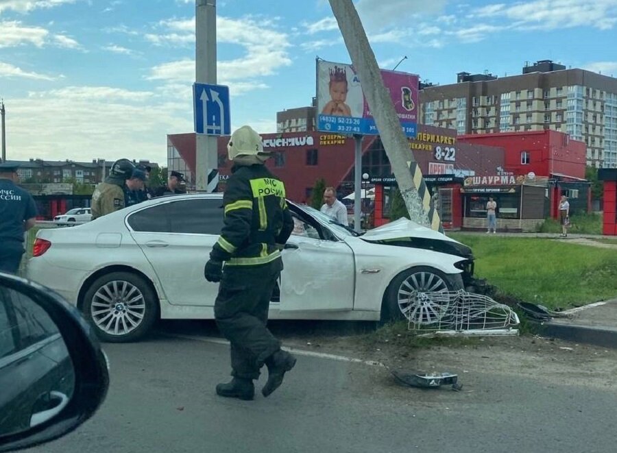 Автомобиль въехал в столб