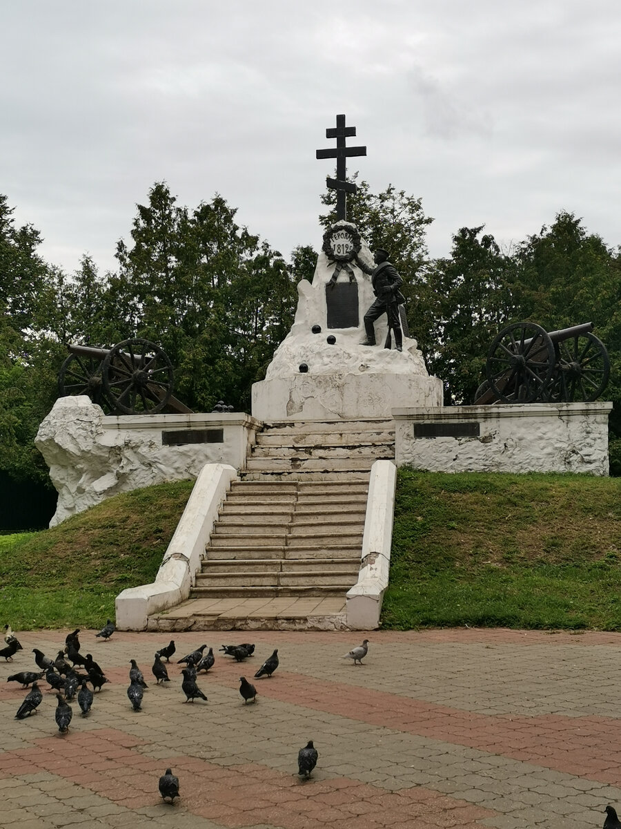 Братская могила русских воинов, погибших в бою с войсками Наполеона в 1812 году