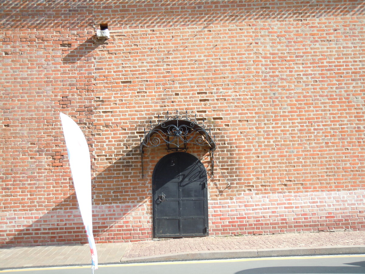 Продолжим экскурсию по кремлю. Это взгляд через стройку фуникулёра на участок с Часовой башней.-14