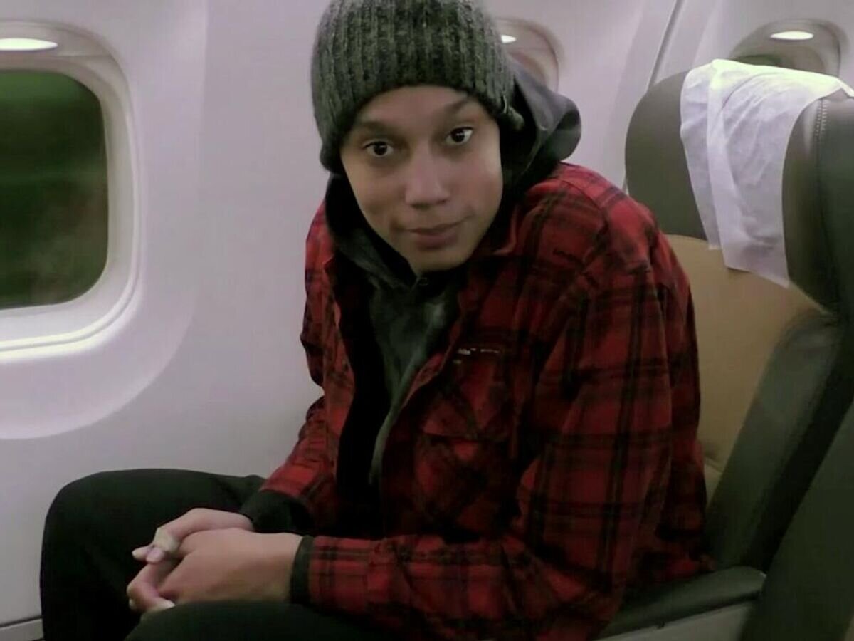    Ранее осужденная в РФ гражданка США Бриттни Грайнер в самолете перед обменом на отбывавшего наказание в США российского бизнесмена Виктора Бута© РИА Новости