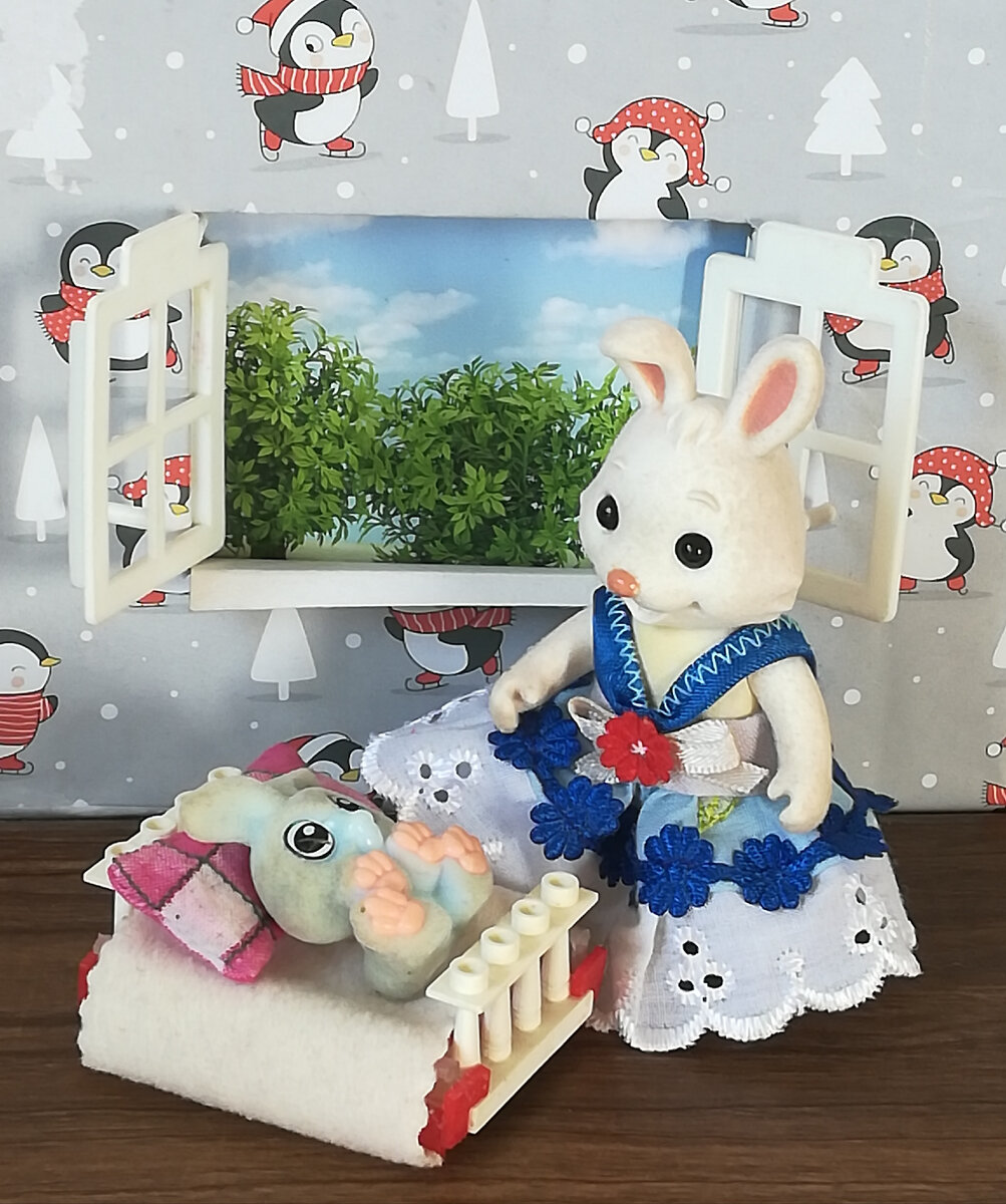 Мама зайчиха укладывает приёмного малыша. 