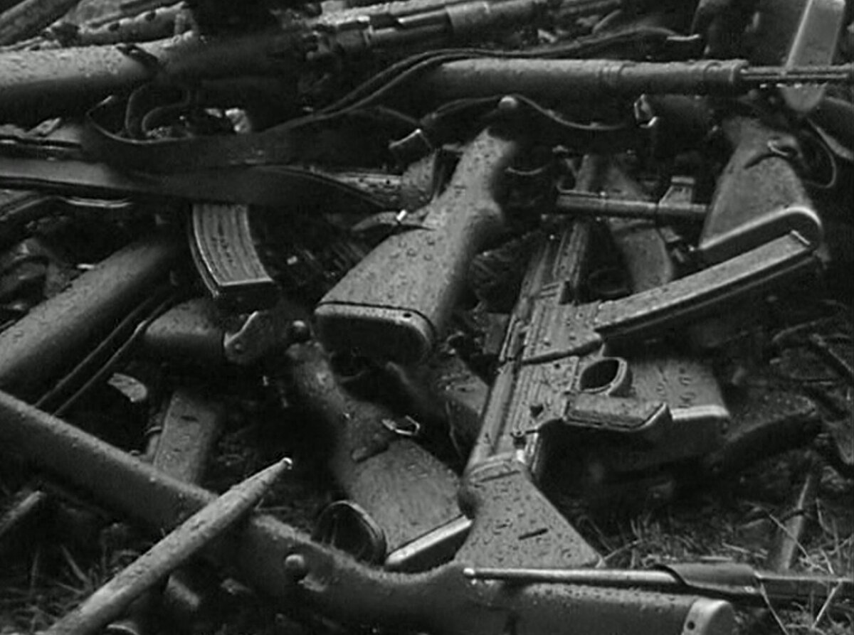Куча оружия, брошенного в кучу немцами при сдаче в плен. Автоматы StG.44 и винтовки "Маузера". Кадр из фильма