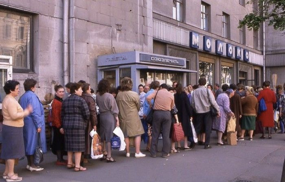 «Ничего себе, вот такие они – русские!» - такие примерно комментарии пишут иностранцы, пересылая друг другу фотографии из России 90-х годов.-10