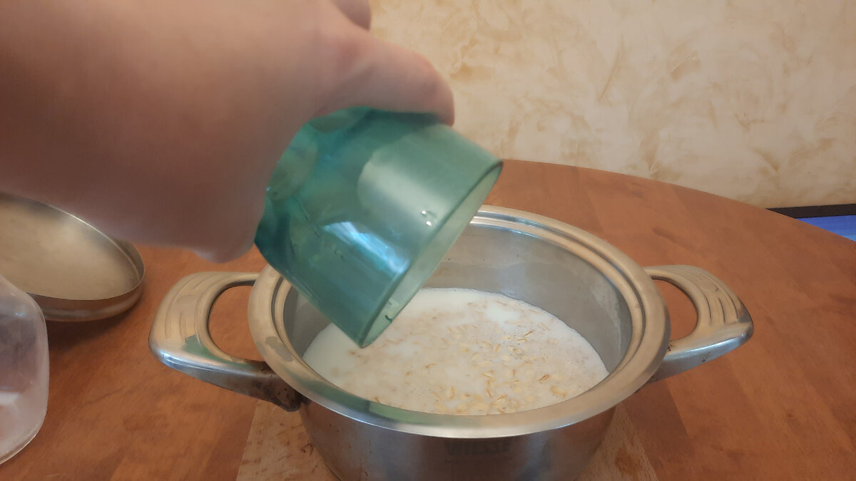 высыпаем хлопья в кастрюлю.