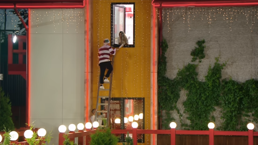 Яббаров романтично боится лезть по лестнице.