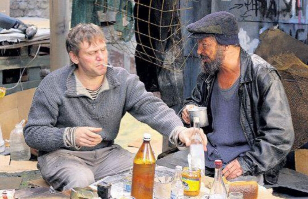 Пьяный разговор. Реабилитация наркомании. Разговоры алкоголиков. Разговор на кухне картина. Групповая психотерапия.