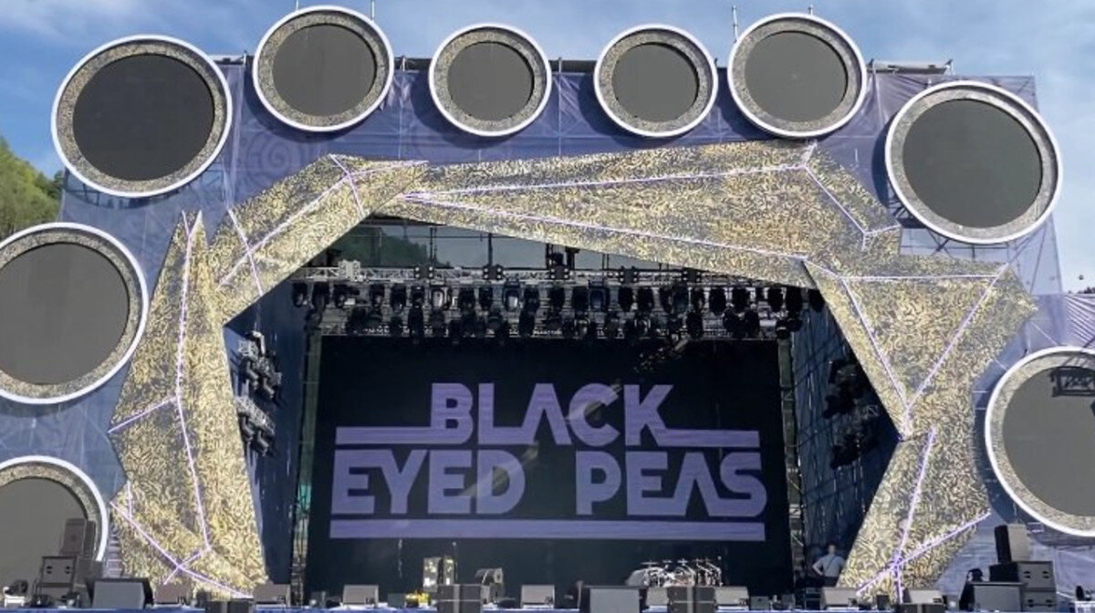 Фанат из Дагестана прорвался на сцену к группе Black Eyed Peas на фестивале  