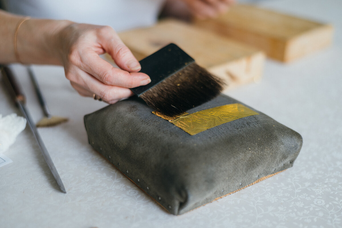 В мастерской "Палехский Иконостас", цех золочения