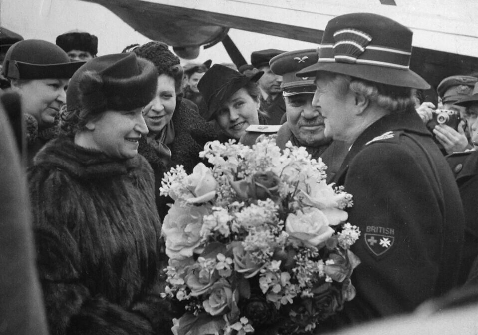 Я (слева) встречаю на аэродроме Клементину Черчилль.