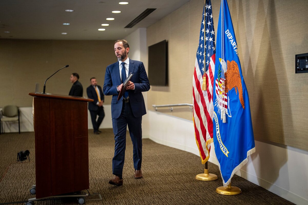 Джек Смит, специальный прокурор, объявил об обвинении бывшего президента Дональда Дж. Трампа в Вашингтоне во вторник.