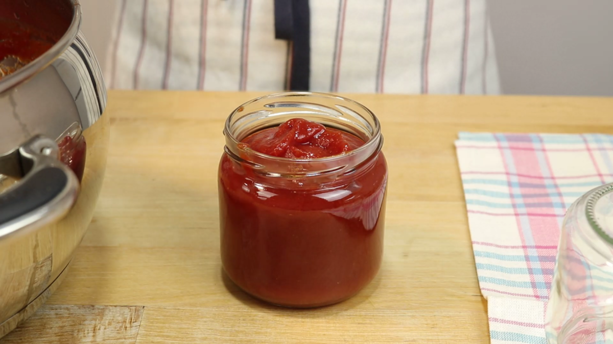 Кетчуп густой из помидоров на зиму. Домашний кетчуп. Идеи кетчупа на зиму. Кетчуп домашний рецепт. Как сделать кетчуп в домашних условиях.