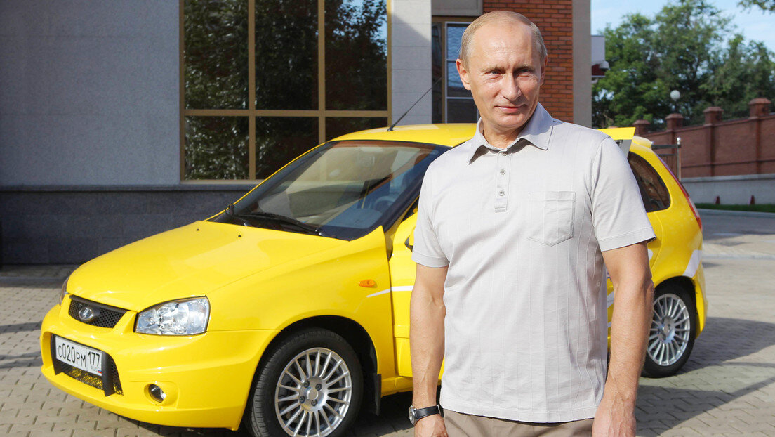 Vladímir Putin durante el viaje por la autopista Chita-Khabarovsk en un automóvil Lada Kalina, 27 de agosto de 2010. Alexei Druzhinin / Sputnik