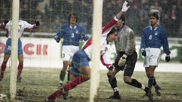    Сергей Юран у ворот Джанлуиджи Буффона в матче Россия — Италия.Александр Федоров