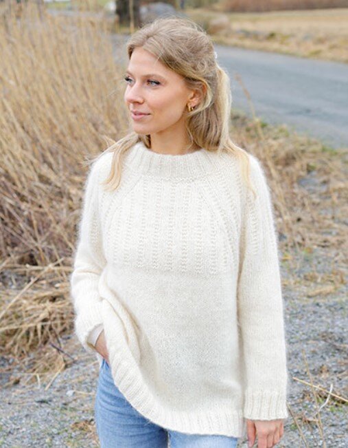 Белый пуловер