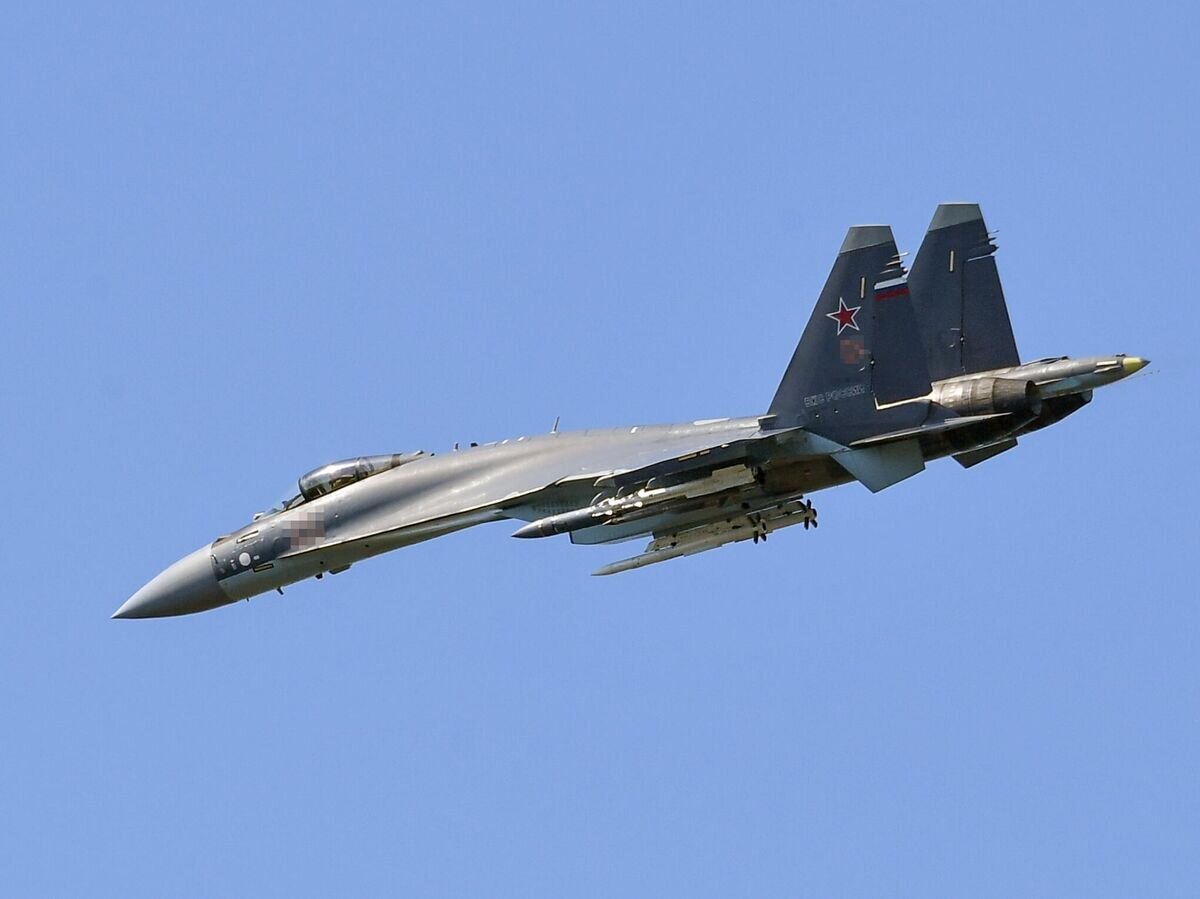    Российский многоцелевой истребитель Су-35 в Харьковской области© РИА Новости