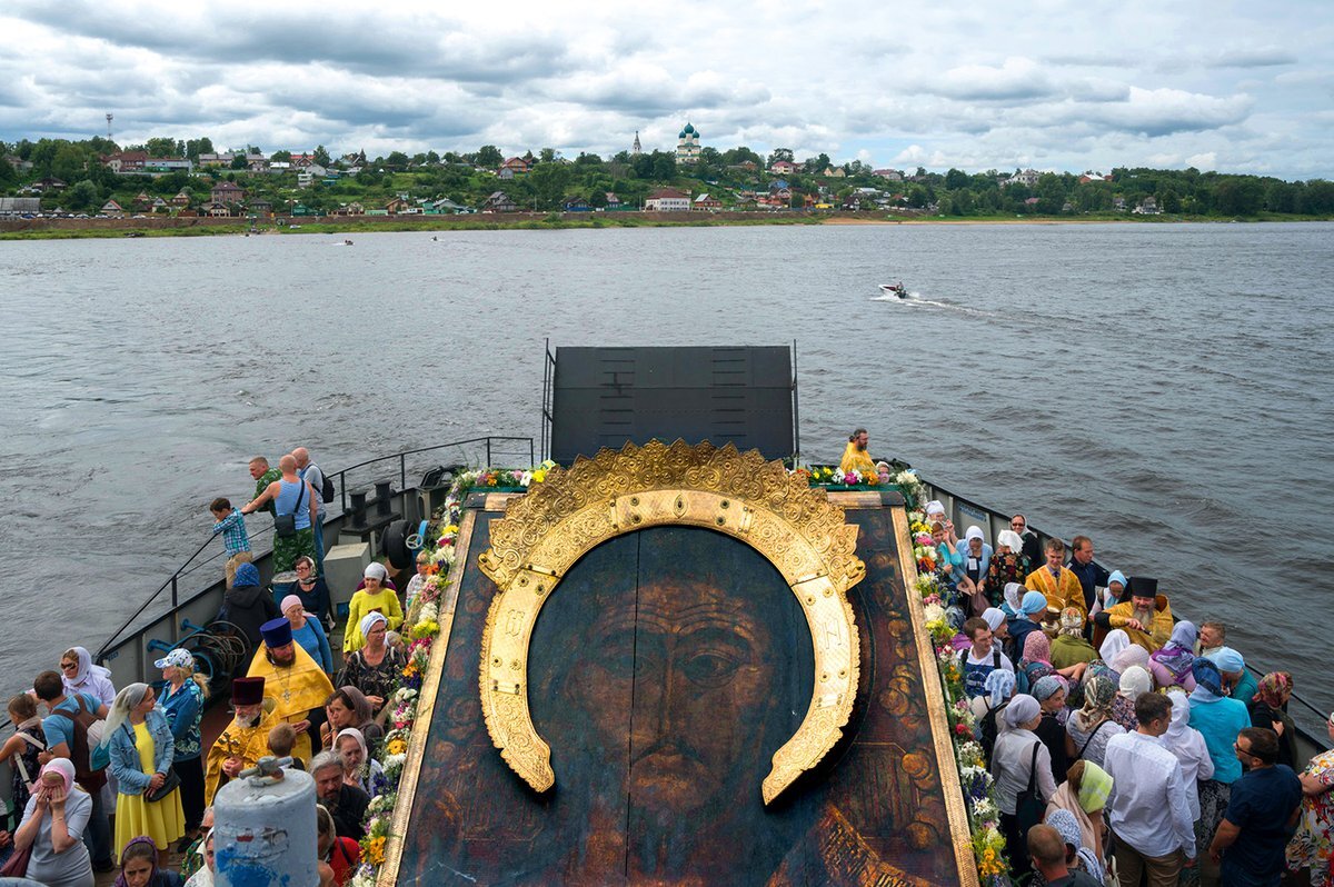 Икон больше. Крестный ход с иконой Спаса Тутаев. Тутаев Воскресенский собор крестный ход. Спас Всемилостивый икона Тутаев крестный ход. Тутаев икона Всемилостивого Спаса.