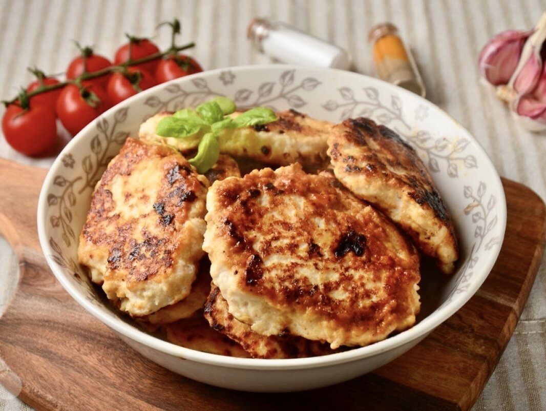 Эти куриные котлеты получатся еще более ароматными, если использовать именно копченую паприку, но подойдет и обычная. А если у вас под рукой есть уже готовый фарш, то весь процесс приготовления займет совсем мало времени.
