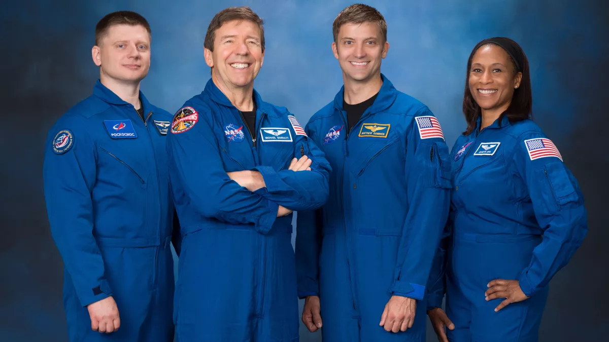 Экипаж SpaceX Crew-8 человек. Слева направо: космонавт Роскосмоса Александр Гребенкин, астронавт НАСА Майкл Барратт, астронавт НАСА Мэтью Доминик и астронавт НАСА Джанетт Эппс. (Фото предоставлено НАСА)