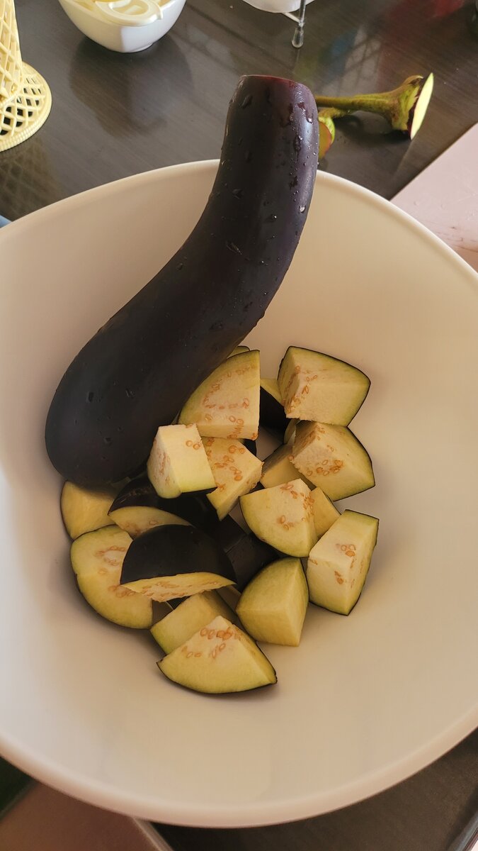 Моем, режем баклажаны.