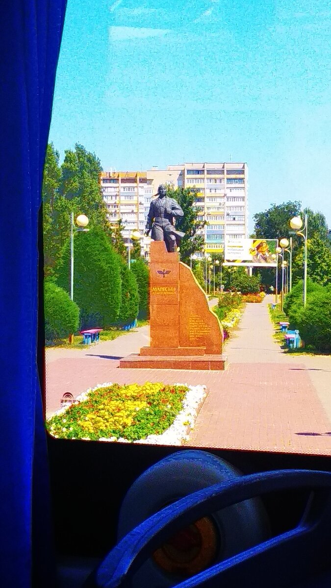 Памятник и самолёт на котором летал Алексей Петрович Маресьев.