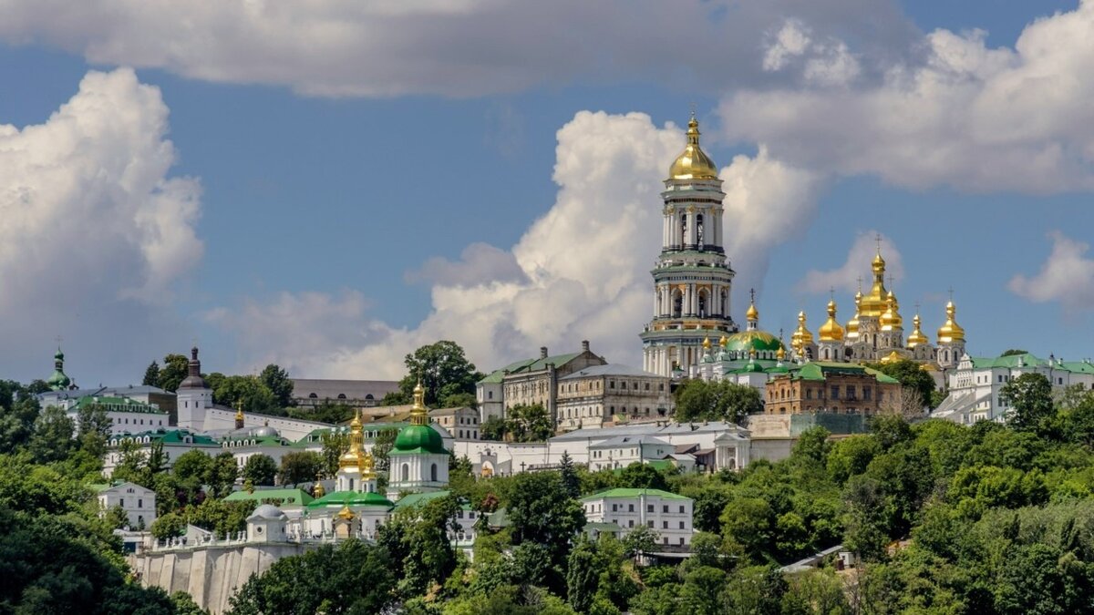     Наместника Киево-Печерской лавры митрополита Павла (Лебедя) освободили из-под стражи после внесения залога в размере 33,3 млн гривен — около 900 тыс. долларов. Об этом сообщил адвокат Никита Чекман, представляющий интересы митрополит.