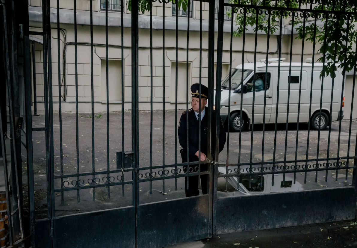 У здания московского суда во время слушаний по делу репортёра The Wall Street Journal Эвана Гершковича, первого западного журналиста, арестованного со времён холодной войны © Нанна Хайтманн 