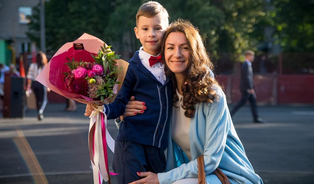 Мама в школу провожала. Мама первоклассника. Первоклассник с родителями. Первоклассница с родителями. Мамы первоклашек.