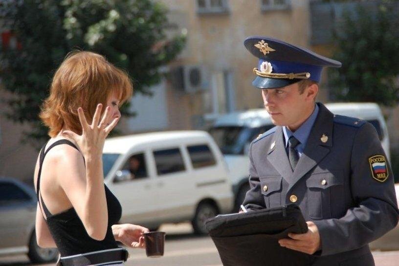 Полицейский допрашивает. Разговор с полицией. Свидетель преступления. Полицейские опрашивают.