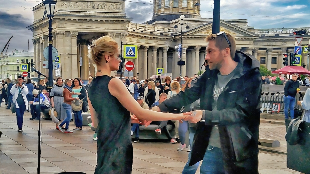 Она взяла меня за руку в танце на Невском проспекте, и моя жизнь изменилась. Питер подарил мне чудесный танец и настоящую любовь
